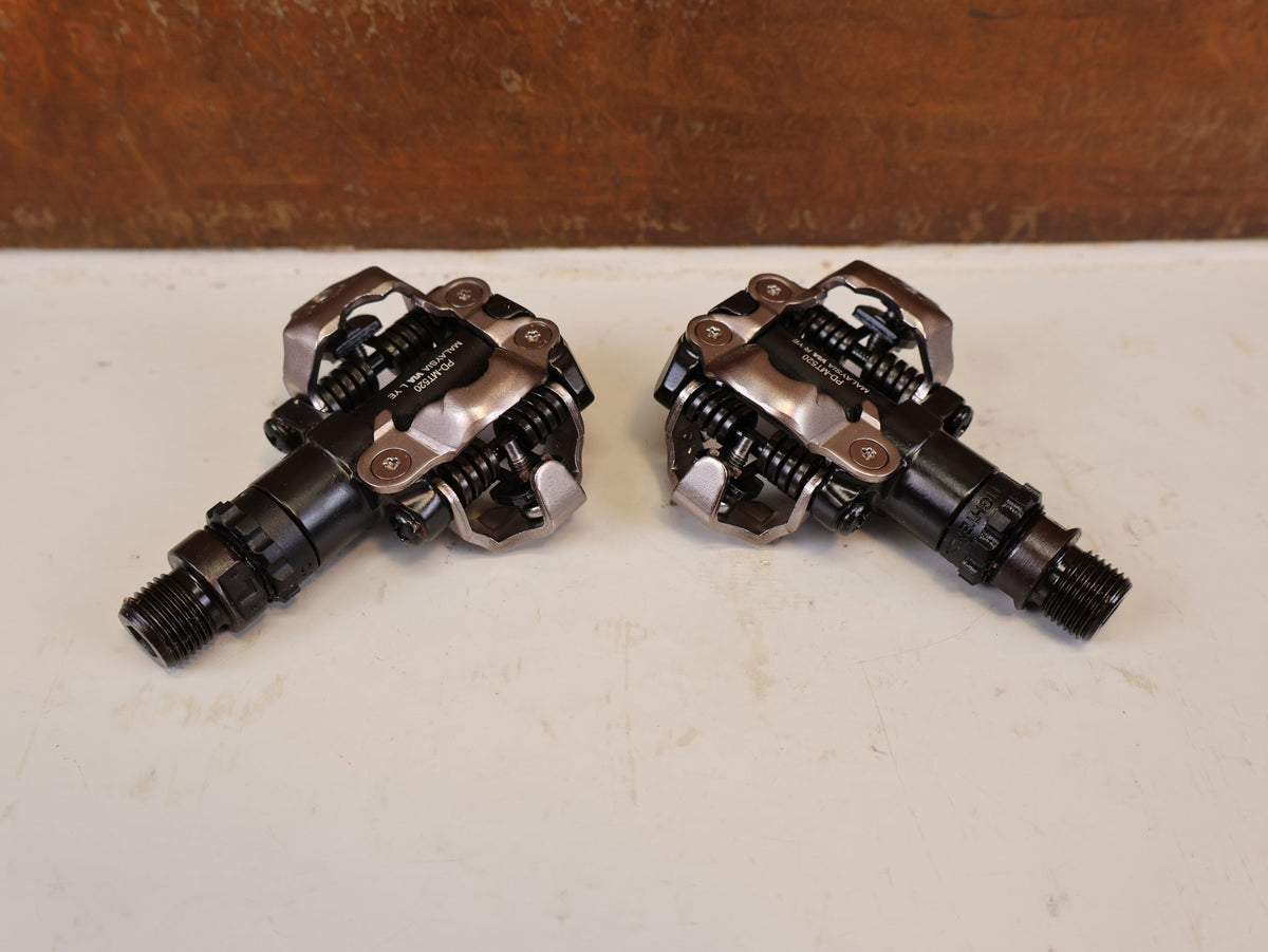 Pedale von Shimano, SHIMANO PD MT520 BEIDSEITIGE SPD KLICKPEDALE SCHWARZ vor USEDBIKES-OB.DE Hintergrund