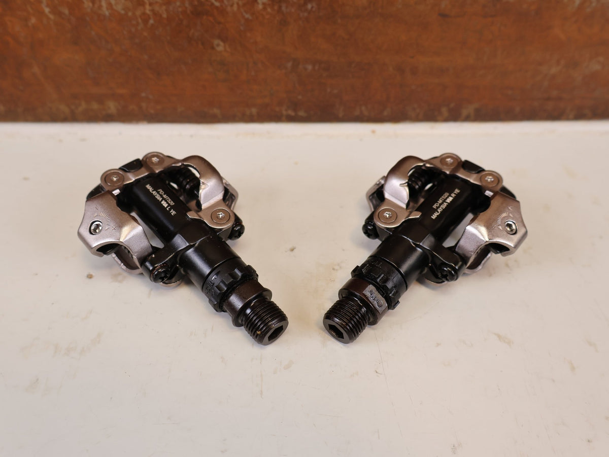 Pedale von Shimano, SHIMANO PD MT520 BEIDSEITIGE SPD KLICKPEDALE SCHWARZ vor USEDBIKES-OB.DE Hintergrund