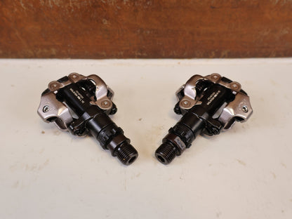 Pedale von Shimano, SHIMANO PD MT520 BEIDSEITIGE SPD KLICKPEDALE SCHWARZ vor USEDBIKES-OB.DE Hintergrund
