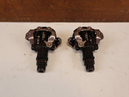 Pedale von Shimano, SHIMANO PD MT520 BEIDSEITIGE SPD KLICKPEDALE SCHWARZ vor USEDBIKES-OB.DE Hintergrund