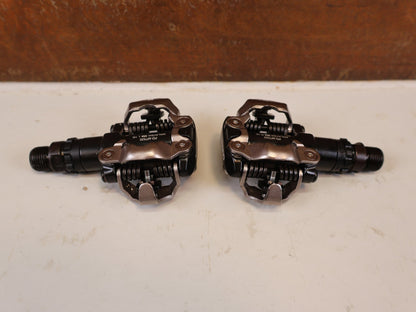 Pedale von Shimano, SHIMANO PD MT520 BEIDSEITIGE SPD KLICKPEDALE SCHWARZ vor USEDBIKES-OB.DE Hintergrund