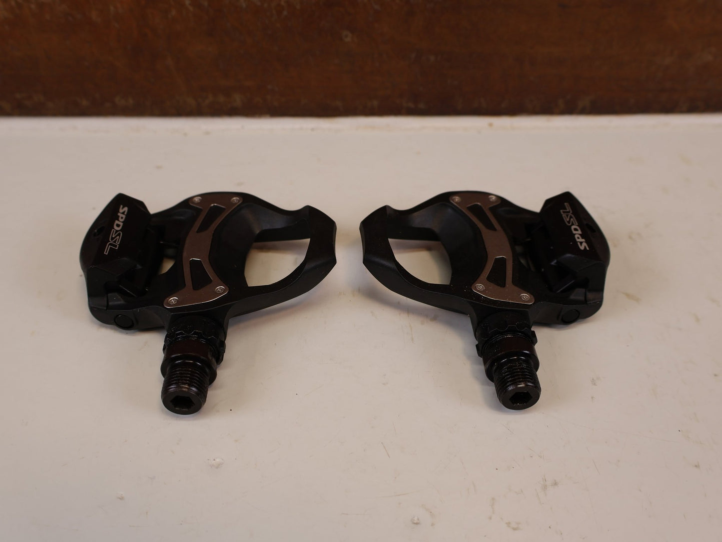 Pedale von Shimano, SHIMANO PD R550 COMPOSITE SPD SL RENNRAD PEDALE vor USEDBIKES-OB.DE Hintergrund