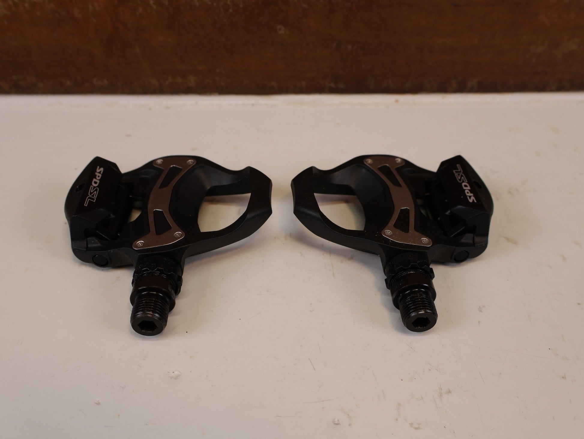 Pedale von Shimano, SHIMANO PD R550 COMPOSITE SPD SL RENNRAD PEDALE vor USEDBIKES-OB.DE Hintergrund
