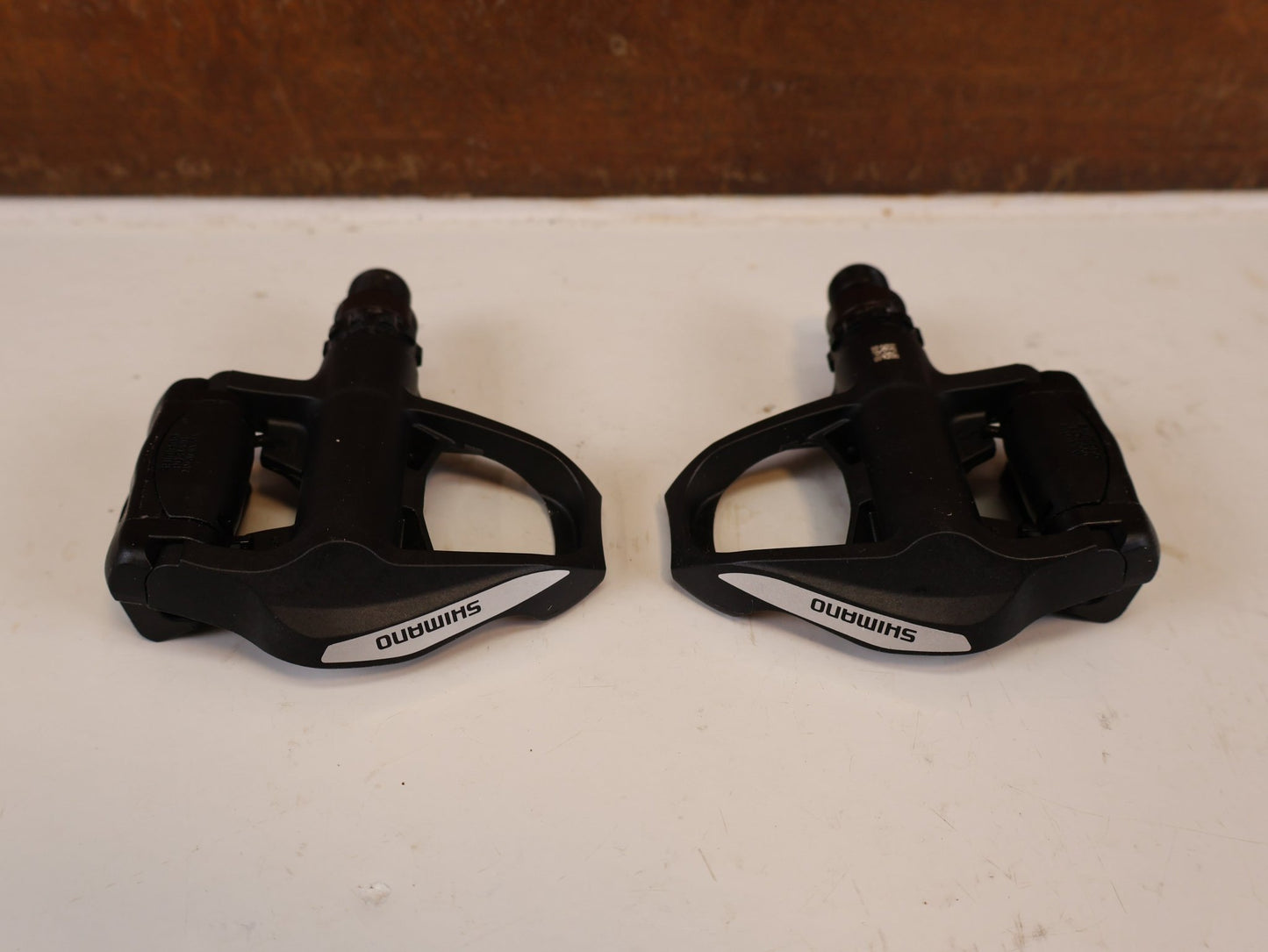 Pedale von Shimano, SHIMANO PD R550 COMPOSITE SPD SL RENNRAD PEDALE vor USEDBIKES-OB.DE Hintergrund