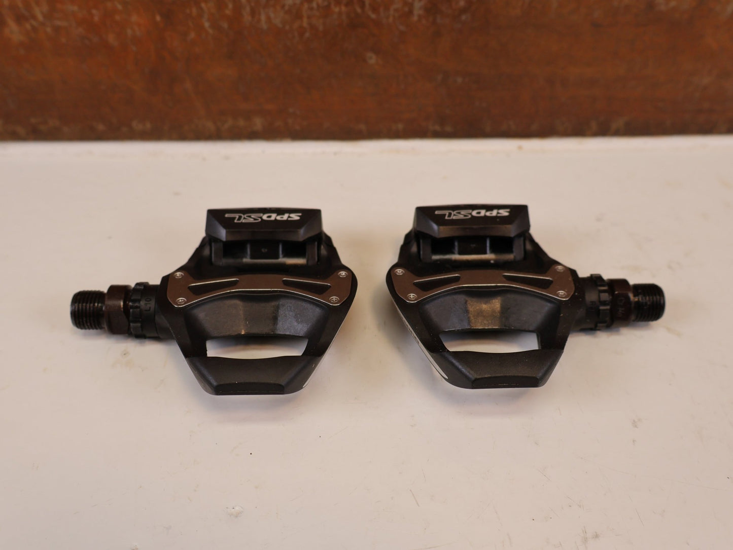 Pedale von Shimano, SHIMANO PD R550 COMPOSITE SPD SL RENNRAD PEDALE vor USEDBIKES-OB.DE Hintergrund