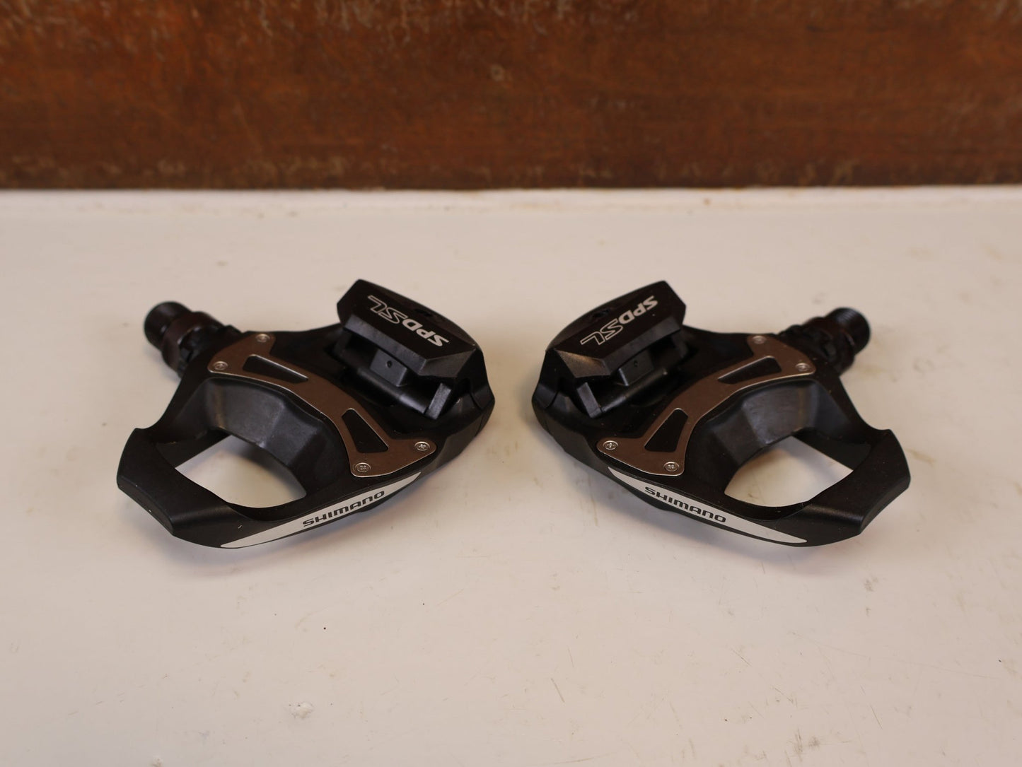 Pedale von Shimano, SHIMANO PD R550 COMPOSITE SPD SL RENNRAD PEDALE vor USEDBIKES-OB.DE Hintergrund
