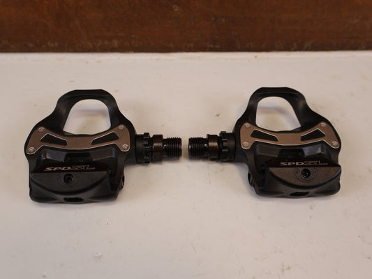 Pedale von Shimano, SHIMANO PD R550 COMPOSITE SPD SL RENNRAD PEDALE vor USEDBIKES-OB.DE Hintergrund