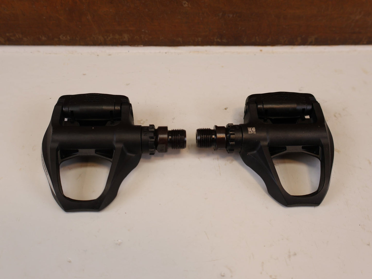 Pedale von Shimano, SHIMANO PD R550 COMPOSITE SPD SL RENNRAD PEDALE vor USEDBIKES-OB.DE Hintergrund