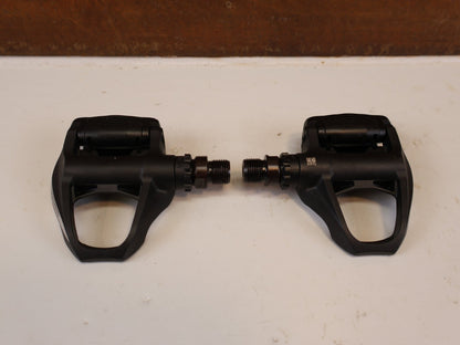 Pedale von Shimano, SHIMANO PD R550 COMPOSITE SPD SL RENNRAD PEDALE vor USEDBIKES-OB.DE Hintergrund
