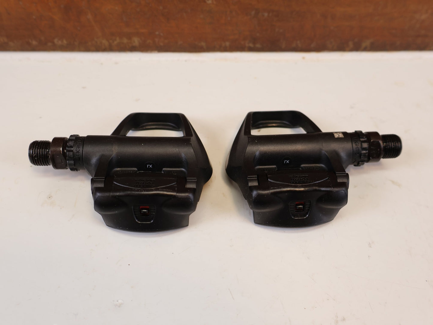 Pedale von Shimano, SHIMANO PD R550 COMPOSITE SPD SL RENNRAD PEDALE vor USEDBIKES-OB.DE Hintergrund