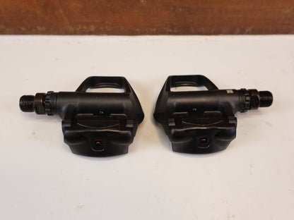 Pedale von Shimano, SHIMANO PD R550 COMPOSITE SPD SL RENNRAD PEDALE vor USEDBIKES-OB.DE Hintergrund