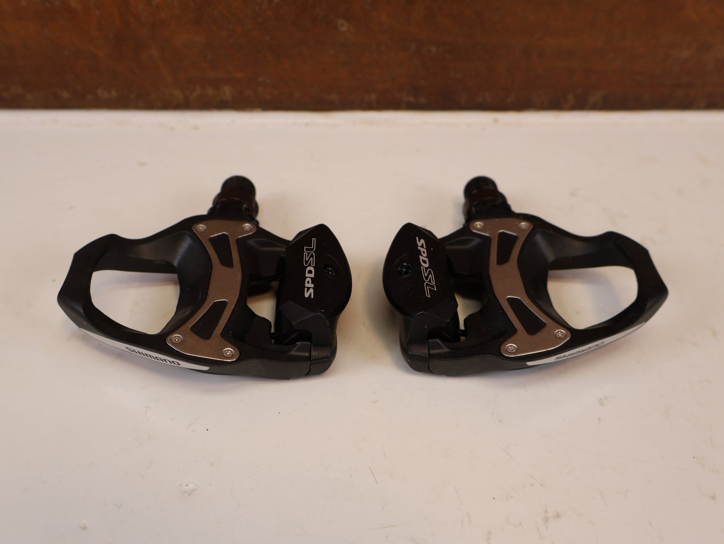 Pedale von Shimano, SHIMANO PD R550 COMPOSITE SPD SL RENNRAD PEDALE vor USEDBIKES-OB.DE Hintergrund