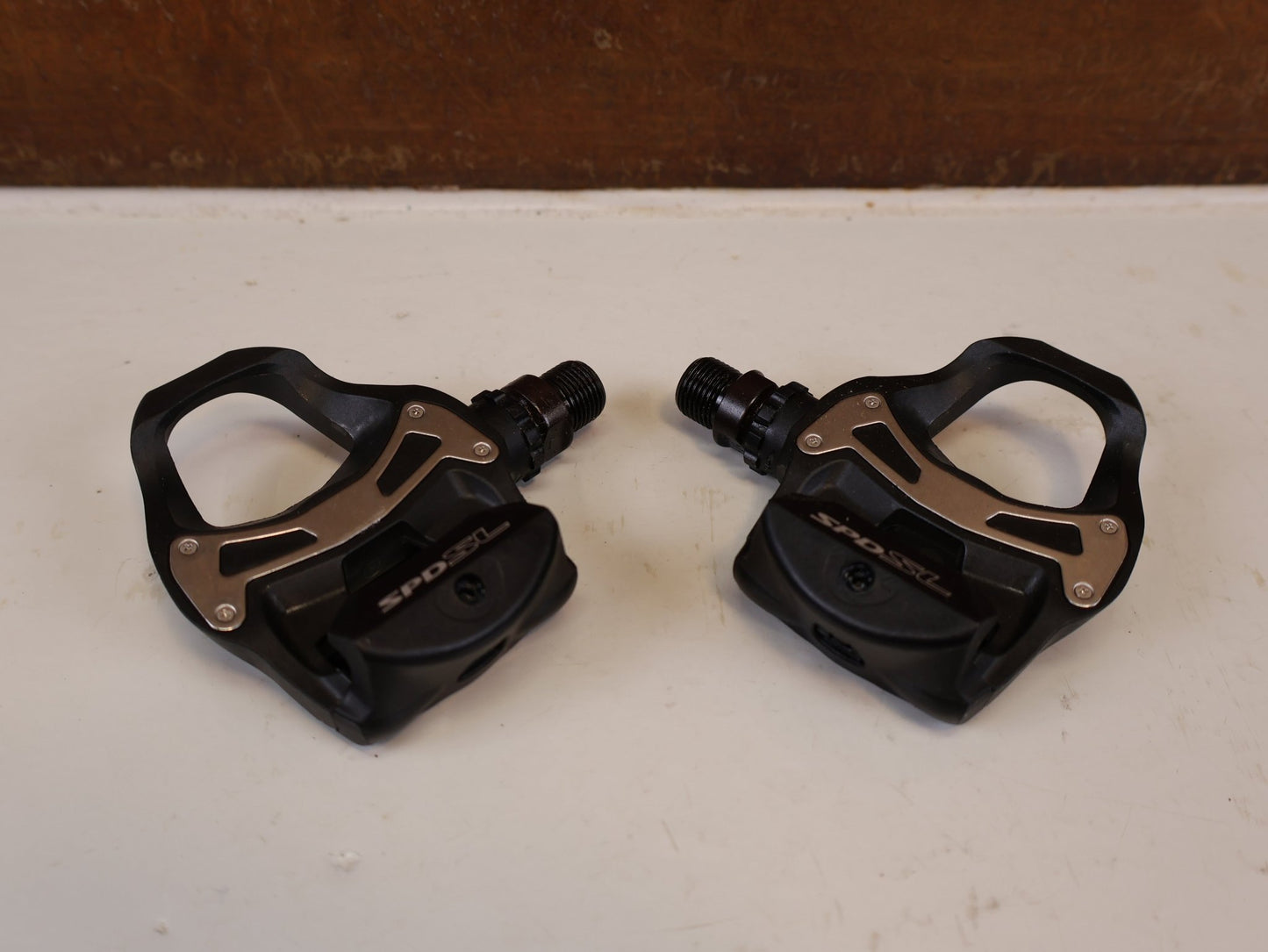 Pedale von Shimano, SHIMANO PD R550 COMPOSITE SPD SL RENNRAD PEDALE vor USEDBIKES-OB.DE Hintergrund