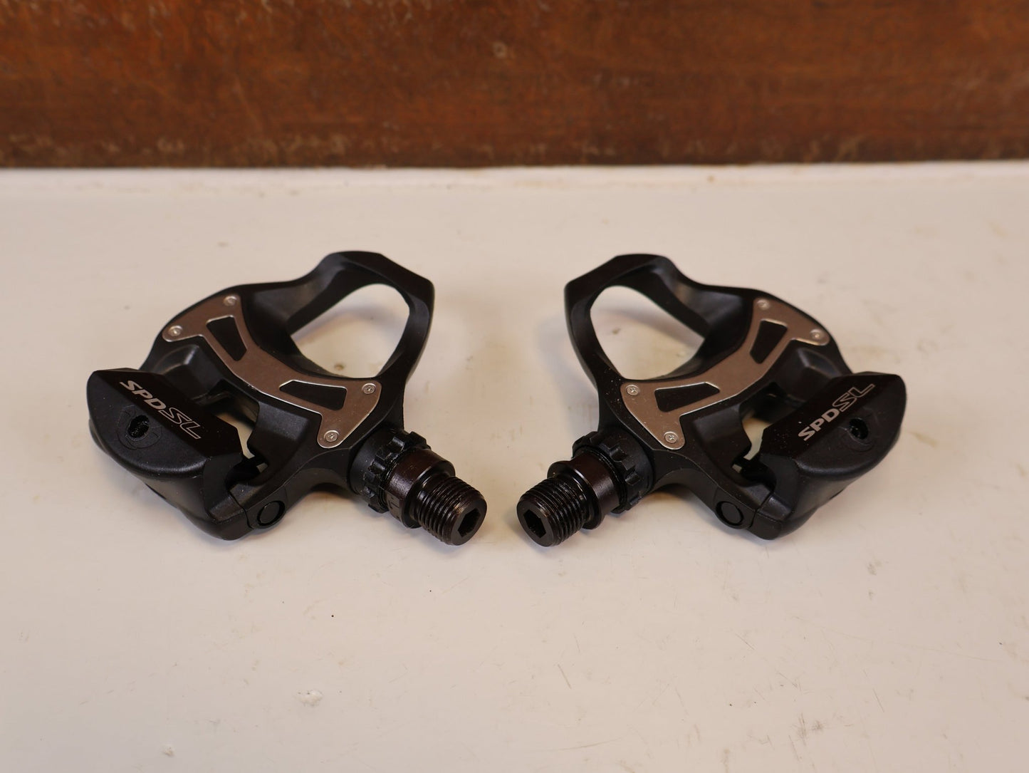 Pedale von Shimano, SHIMANO PD R550 COMPOSITE SPD SL RENNRAD PEDALE vor USEDBIKES-OB.DE Hintergrund