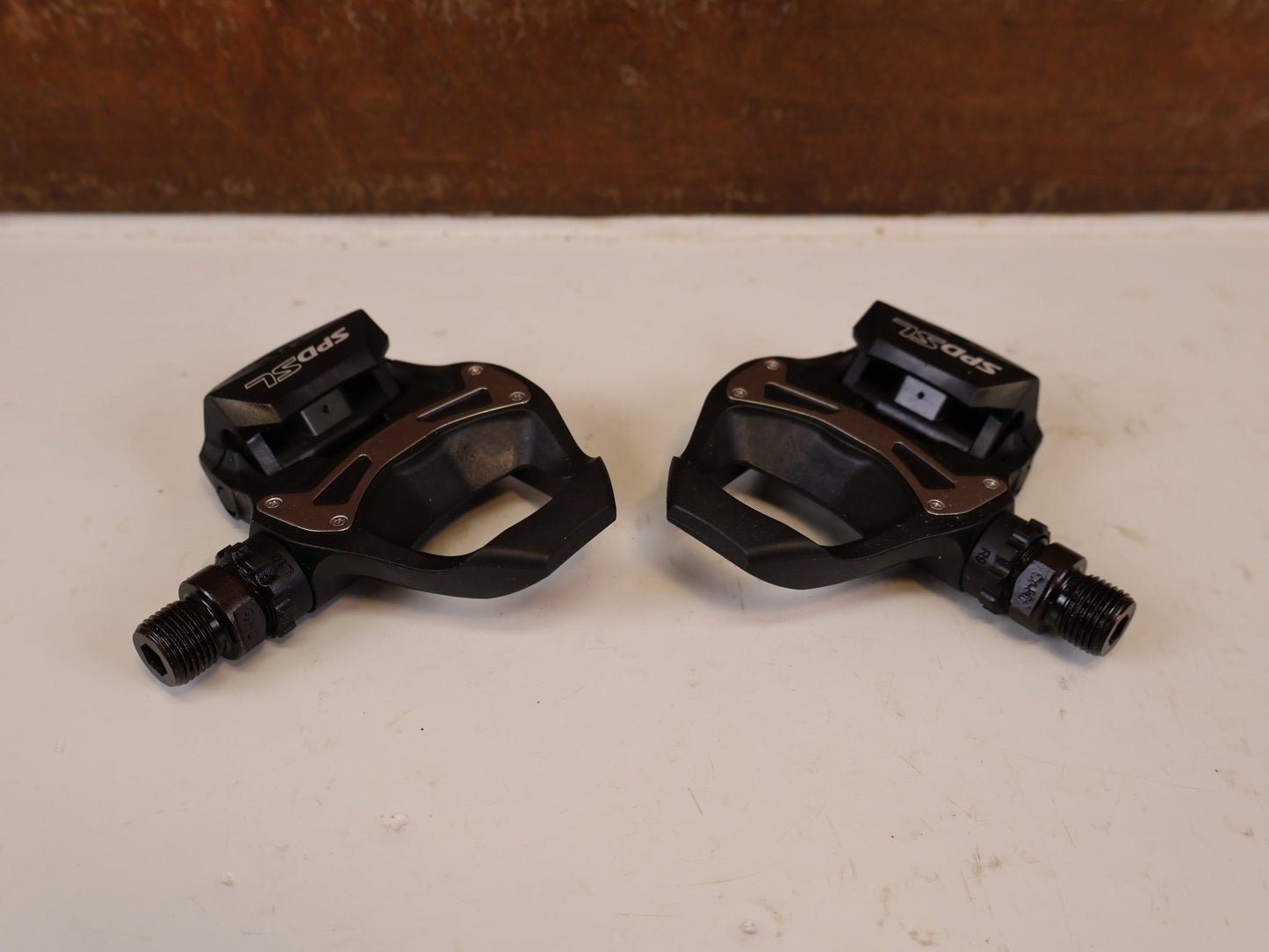 Pedale von Shimano, SHIMANO PD R550 COMPOSITE SPD SL RENNRAD PEDALE vor USEDBIKES-OB.DE Hintergrund