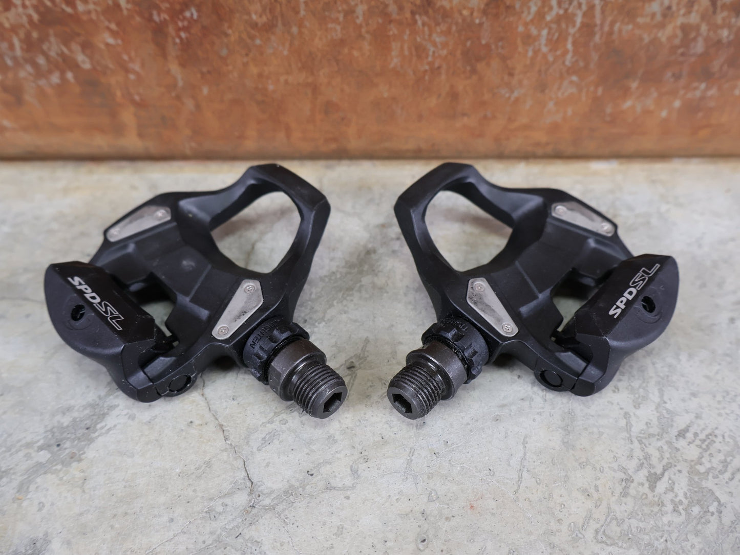 Pedale von Shimano, SHIMANO PD - RS500 SPD - SL PEDALE / RENNRAD / EINSTEIGER - KLICKPEDALE / SCHWARZ vor USEDBIKES - OB.DE Hintergrund