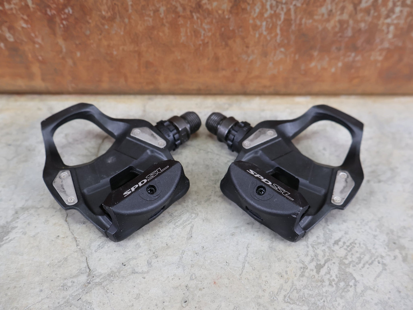 Pedale von Shimano, SHIMANO PD - RS500 SPD - SL PEDALE / RENNRAD / EINSTEIGER - KLICKPEDALE / SCHWARZ vor USEDBIKES - OB.DE Hintergrund