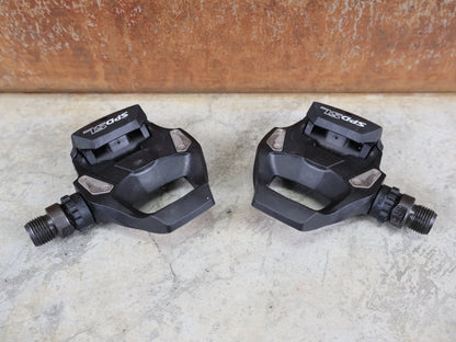 Pedale von Shimano, SHIMANO PD - RS500 SPD - SL PEDALE / RENNRAD / EINSTEIGER - KLICKPEDALE / SCHWARZ vor USEDBIKES - OB.DE Hintergrund