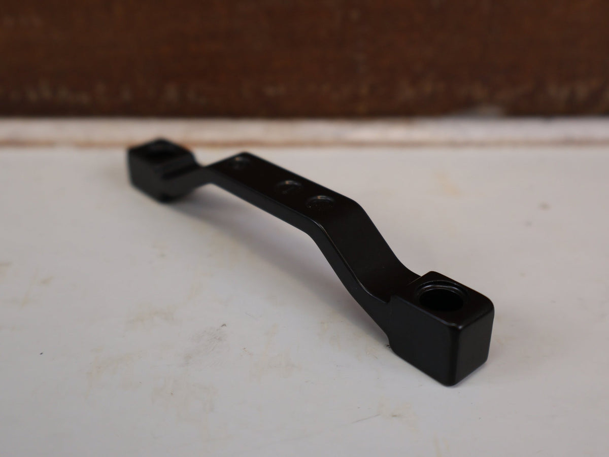 Zubehör von Shimano, SHIMANO POSTMOUNT ADAPTER PM 203 AUF 220 MM SM-MA-F220P/PL vor USEDBIKES-OB.DE Hintergrund