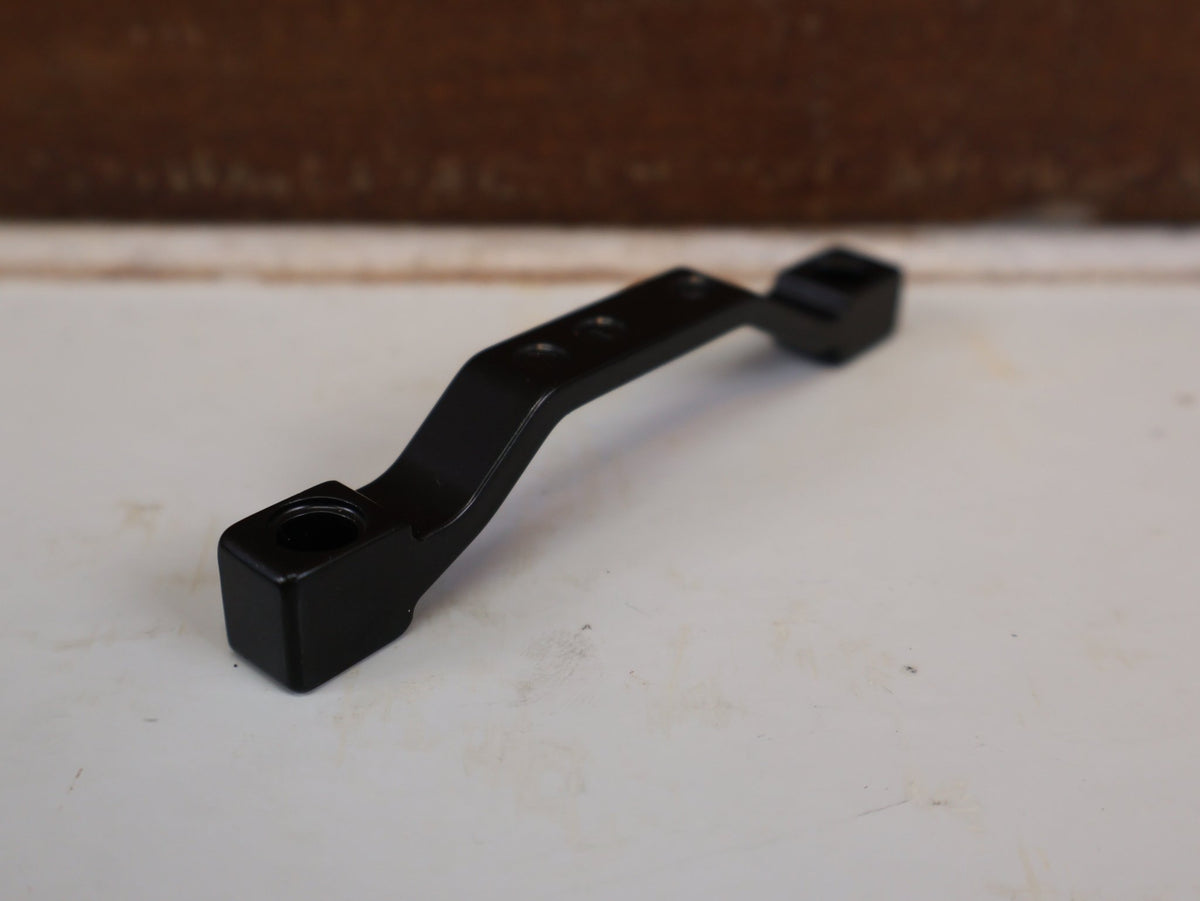 Zubehör von Shimano, SHIMANO POSTMOUNT ADAPTER PM 203 AUF 220 MM SM-MA-F220P/PL vor USEDBIKES-OB.DE Hintergrund