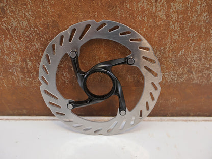 Bremsscheibe von Shimano, Shimano RT-CL700 Center Lock Bremsscheibe 160 mm Innenverzahnung vor USEDBIKES-OB.DE Hintergrund