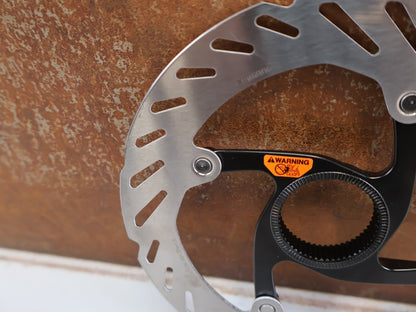 Bremsscheibe von Shimano, Shimano RT-CL700 Center Lock Bremsscheibe 160 mm Innenverzahnung vor USEDBIKES-OB.DE Hintergrund