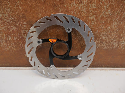 Bremsscheibe von Shimano, Shimano RT-CL700 Center Lock Bremsscheibe 160 mm Innenverzahnung vor USEDBIKES-OB.DE Hintergrund