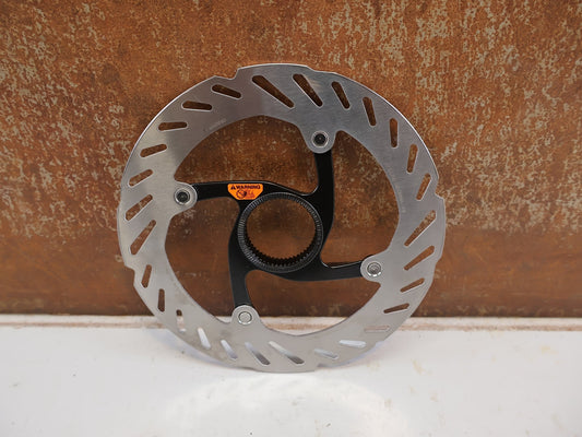 Bremsscheibe von Shimano, Shimano RT-CL700 Center Lock Bremsscheibe 160 mm Innenverzahnung vor USEDBIKES-OB.DE Hintergrund