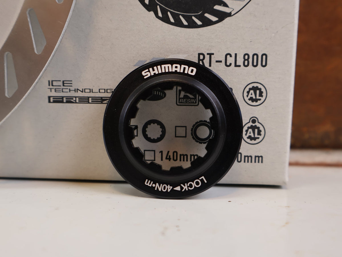 Bremsscheibe von Shimano, SHIMANO RT CL800 BREMSSCHEIBE 160MM CENTER LOCK ICE TECH FREEZA vor USEDBIKES-OB.DE Hintergrund