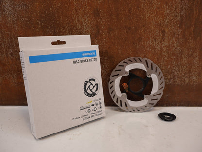 Bremsscheibe von Shimano, Shimano RT-CL800 Center Lock Bremsscheibe 140mm IRTCL800SSI vor USEDBIKES-OB.DE Hintergrund