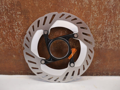 Bremsscheibe von Shimano, Shimano RT-CL800 Center Lock Bremsscheibe 140mm IRTCL800SSI vor USEDBIKES-OB.DE Hintergrund