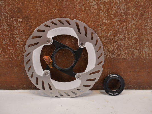 Bremsscheibe von Shimano, Shimano RT-CL800 Center Lock Bremsscheibe 140mm IRTCL800SSI vor USEDBIKES-OB.DE Hintergrund