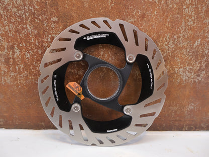Bremsscheibe von Shimano, Shimano RT-CL900 Center Lock Bremsscheibe 140mm IRTCL900SSI vor USEDBIKES-OB.DE Hintergrund