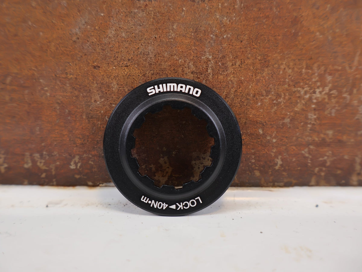 Bremsscheibe von Shimano, Shimano RT-CL900 Center Lock Bremsscheibe 140mm IRTCL900SSI vor USEDBIKES-OB.DE Hintergrund