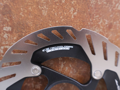 Bremsscheibe von Shimano, Shimano RT-CL900 Center Lock Bremsscheibe 140mm IRTCL900SSI vor USEDBIKES-OB.DE Hintergrund