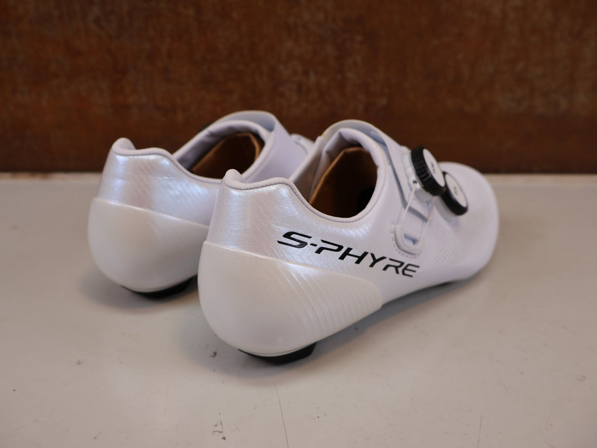 RR-Herrenschuhe von Shimano, SHIMANO S PHYRE SH RC903 SCHUHE WIDE WEISS / 41 vor USEDBIKES-OB.DE Hintergrund