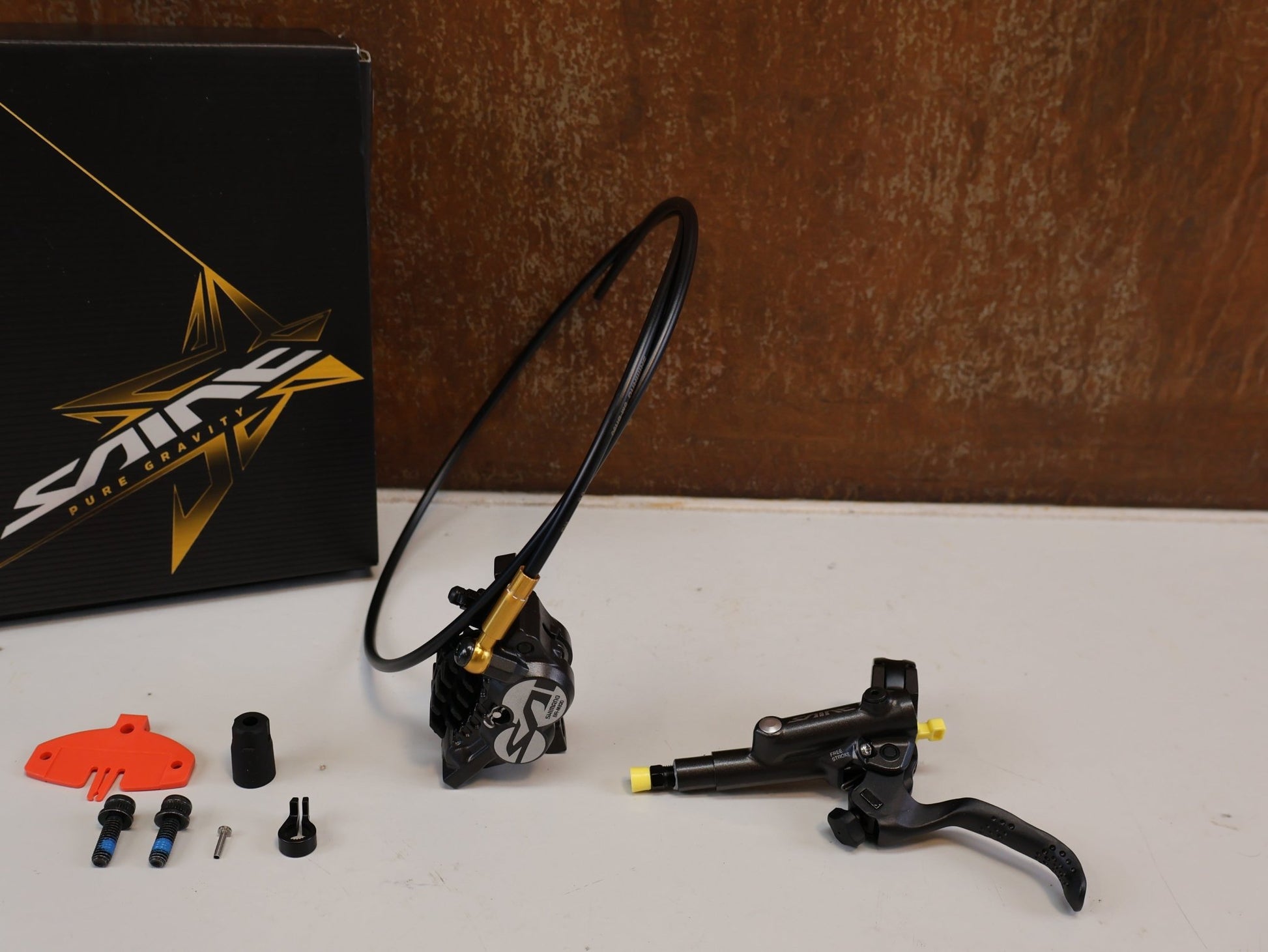 Brems-/ Schalthebel von Shimano, SHIMANO SAINT BR-M820 / SCHEIBENBREMSE / VORDERRAD SET / 1000 MM / J-KIT vor USEDBIKES-OB.DE Hintergrund