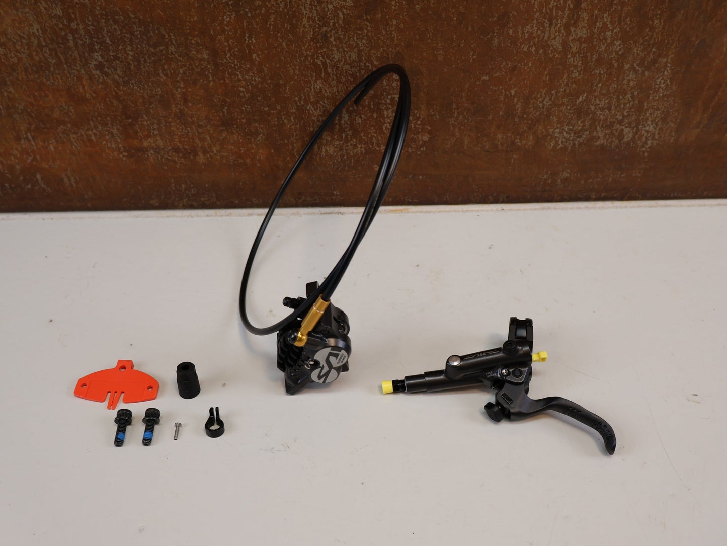 Brems-/ Schalthebel von Shimano, SHIMANO SAINT BR-M820 / SCHEIBENBREMSE / VORDERRAD SET / 1000 MM / J-KIT vor USEDBIKES-OB.DE Hintergrund