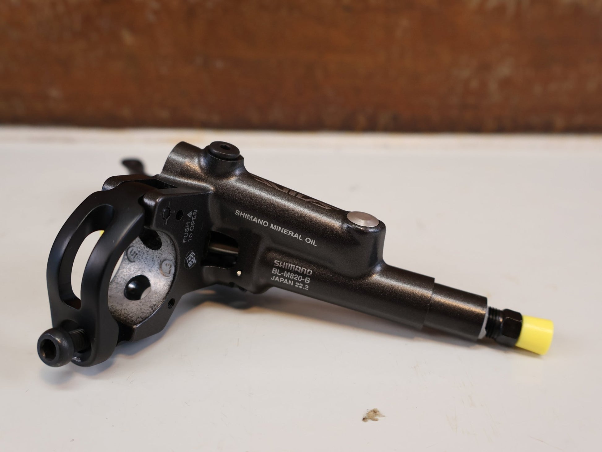 Brems-/ Schalthebel von Shimano, SHIMANO SAINT BR-M820 / SCHEIBENBREMSE / VORDERRAD SET / 1000 MM / J-KIT vor USEDBIKES-OB.DE Hintergrund
