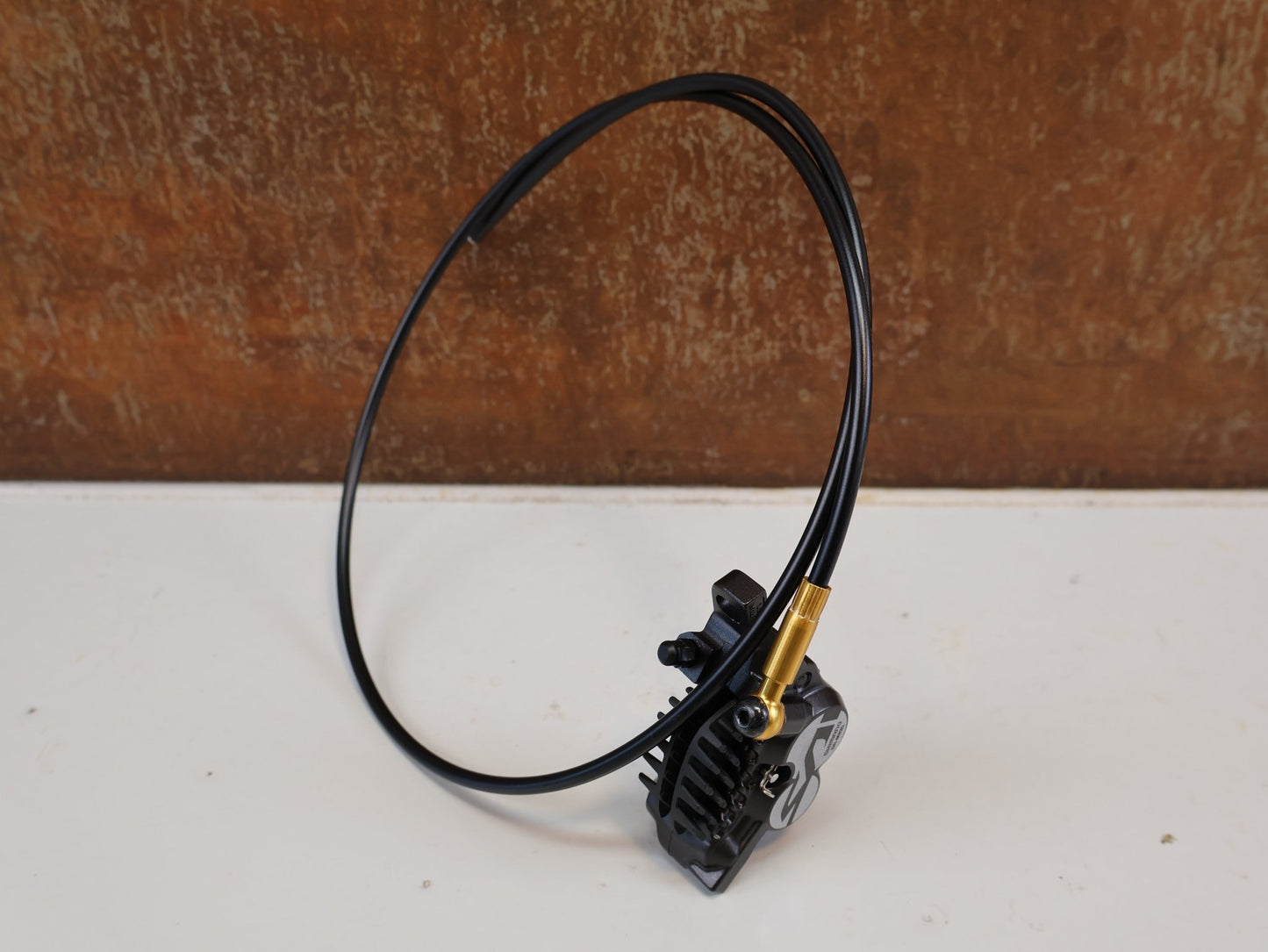 Brems-/ Schalthebel von Shimano, SHIMANO SAINT BR-M820 / SCHEIBENBREMSE / VORDERRAD SET / 1000 MM / J-KIT vor USEDBIKES-OB.DE Hintergrund