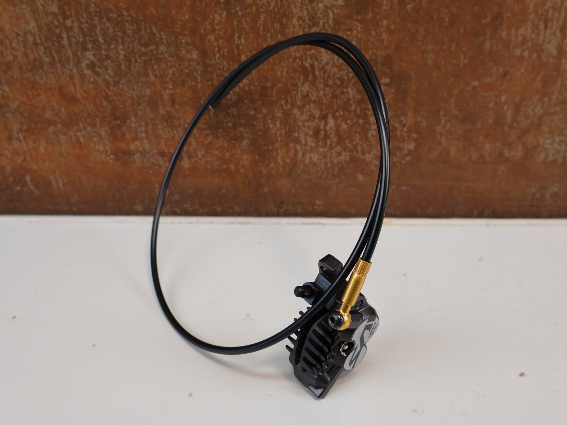 Brems-/ Schalthebel von Shimano, SHIMANO SAINT BR-M820 / SCHEIBENBREMSE / VORDERRAD SET / 1000 MM / J-KIT vor USEDBIKES-OB.DE Hintergrund
