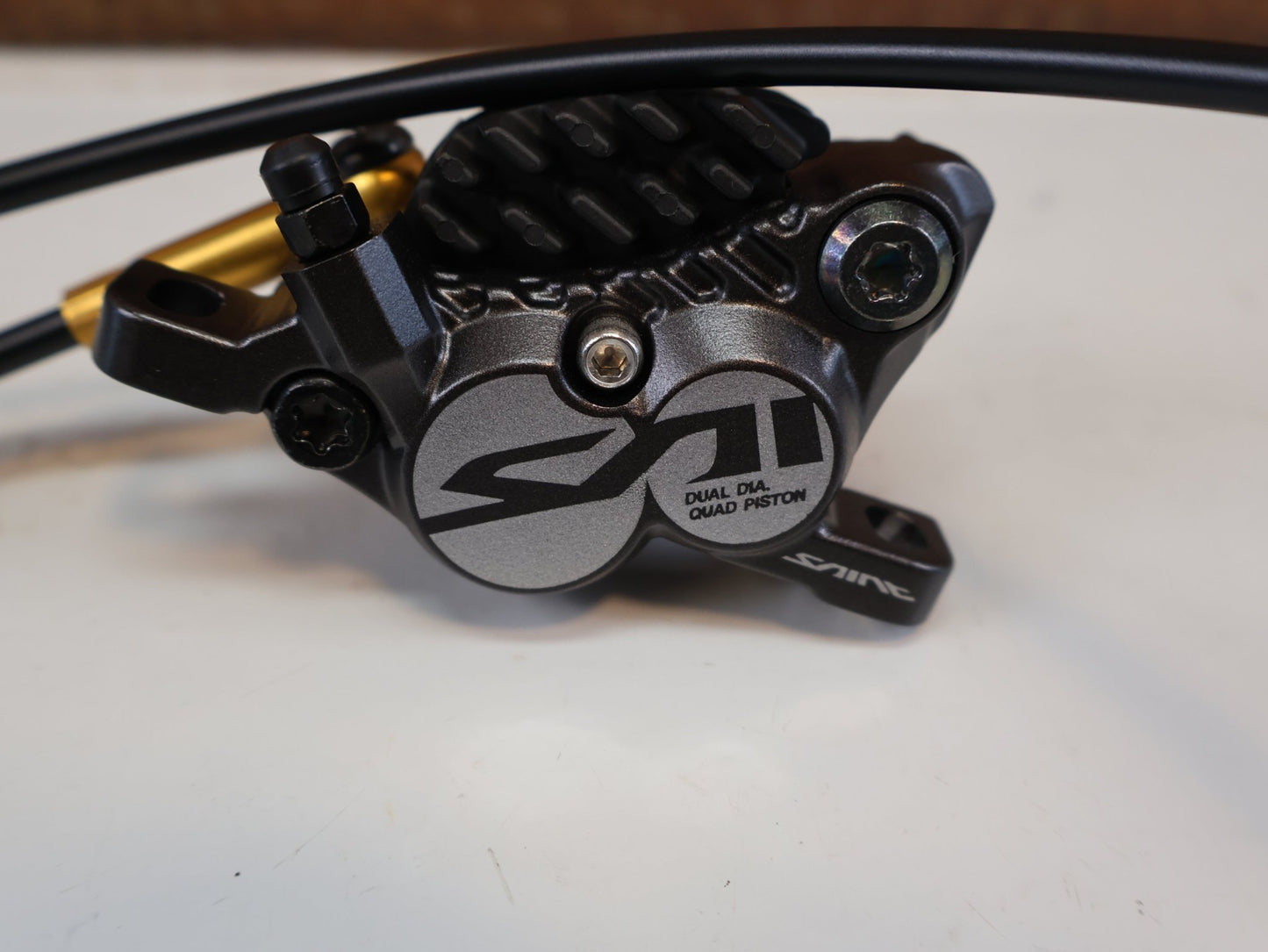 Brems-/ Schalthebel von Shimano, SHIMANO SAINT BR-M820 / SCHEIBENBREMSE / VORDERRAD SET / 1000 MM / J-KIT vor USEDBIKES-OB.DE Hintergrund