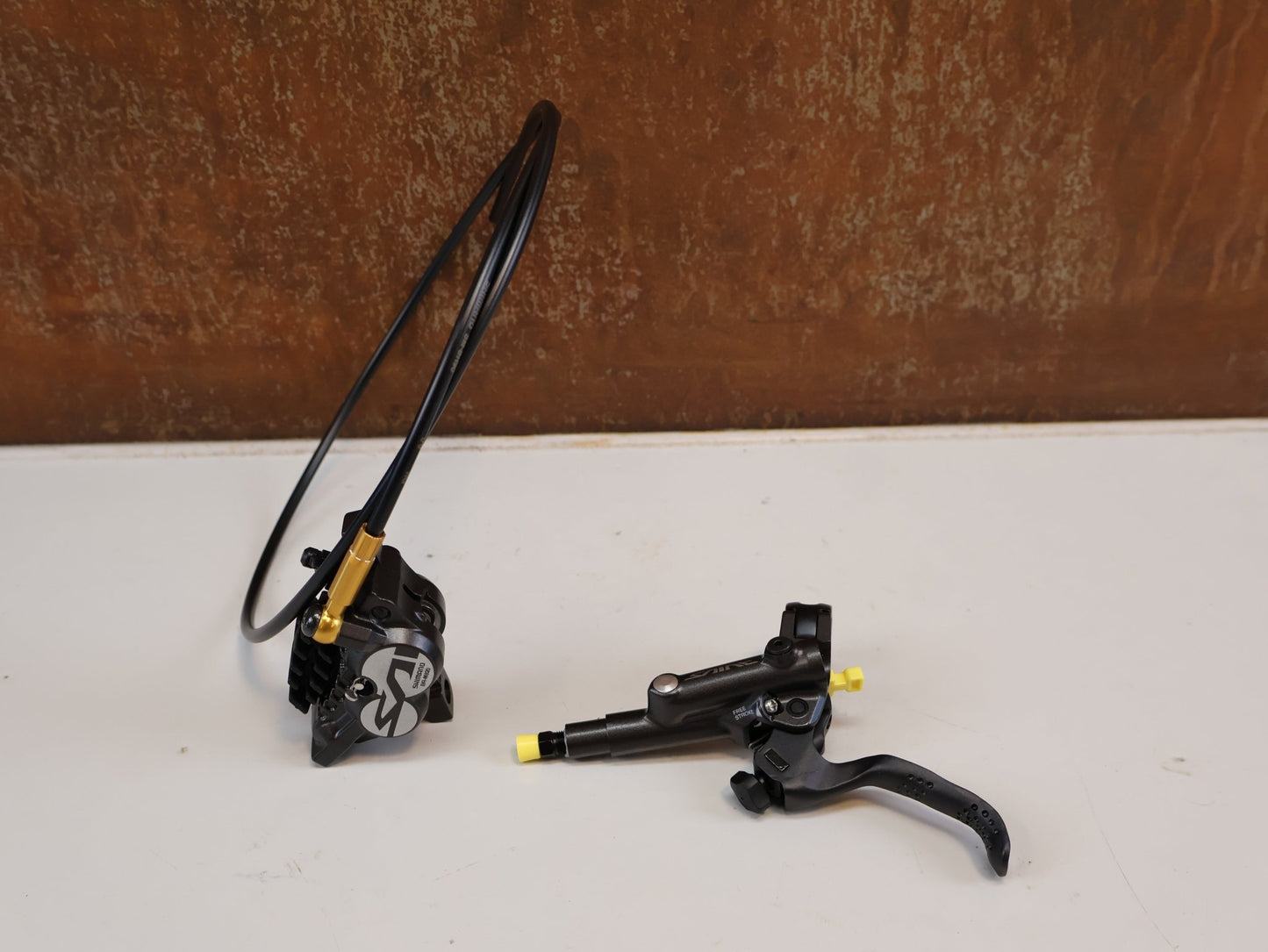 Brems-/ Schalthebel von Shimano, SHIMANO SAINT BR-M820 / SCHEIBENBREMSE / VORDERRAD SET / 1000 MM / J-KIT vor USEDBIKES-OB.DE Hintergrund