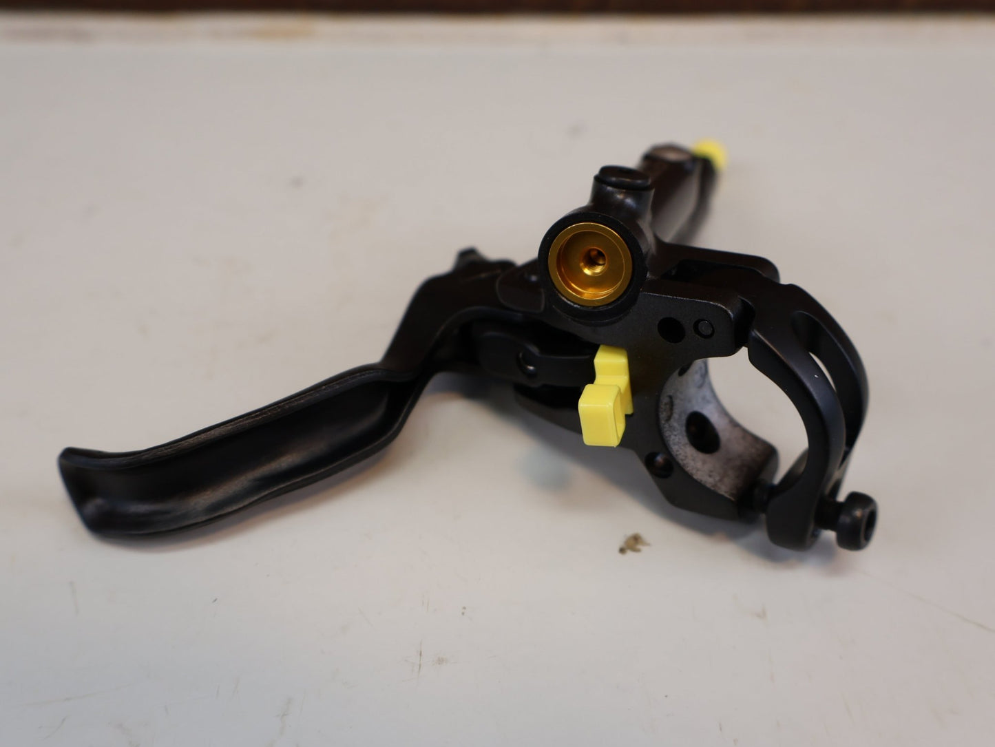 Brems-/ Schalthebel von Shimano, SHIMANO SAINT BR-M820 / SCHEIBENBREMSE / VORDERRAD SET / 1000 MM / J-KIT vor USEDBIKES-OB.DE Hintergrund
