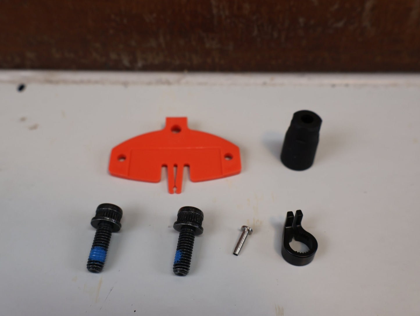 Brems-/ Schalthebel von Shimano, SHIMANO SAINT BR-M820 / SCHEIBENBREMSE / VORDERRAD SET / 1000 MM / J-KIT vor USEDBIKES-OB.DE Hintergrund