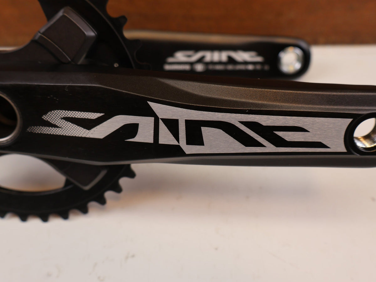 Kurbel von Shimano, SHIMANO SAINT FC-M825 1 KURBELSATZ 170MM 36Z 83MM vor USEDBIKES-OB.DE Hintergrund