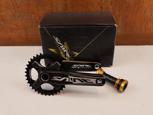 Kurbel von Shimano, SHIMANO SAINT FC-M825 1 KURBELSATZ 170MM 36Z 83MM vor USEDBIKES-OB.DE Hintergrund