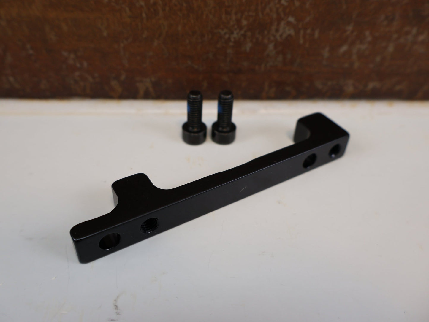 Bremsadapter von Shimano, SHIMANO SCHEIBENBREMS ADAPTER SM-MA-F203P/PA vor USEDBIKES-OB.DE Hintergrund