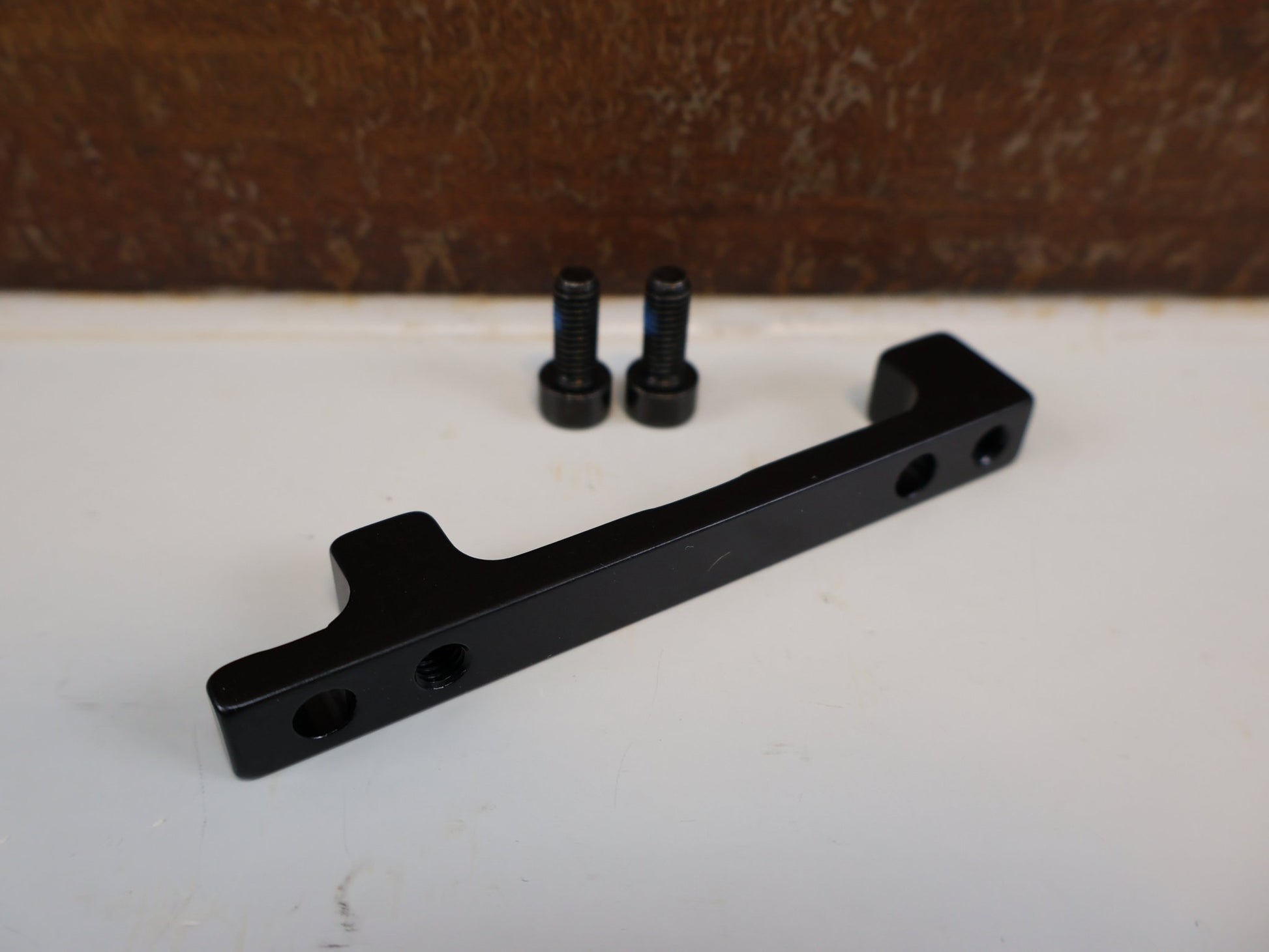 Bremsadapter von Shimano, SHIMANO SCHEIBENBREMS ADAPTER SM-MA-F203P/PA vor USEDBIKES-OB.DE Hintergrund