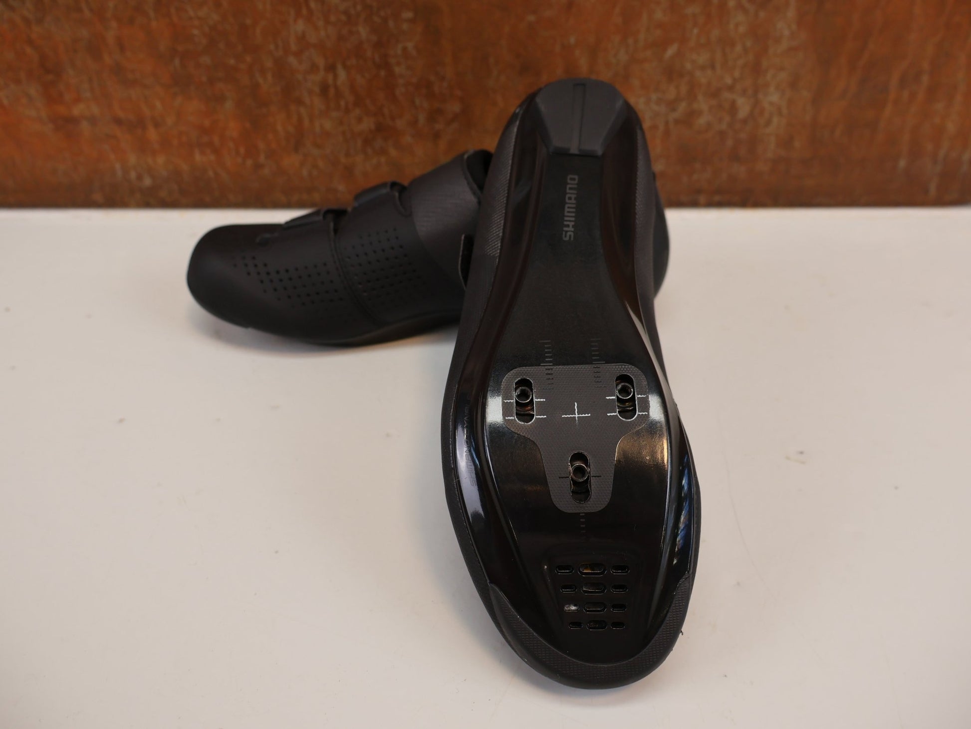 RR - Herrenschuhe von Shimano, SHIMANO SH - RC100 RENNRADSCHUHE HERREN / SCHWARZ / SPD - SL / DYNALAST vor USEDBIKES - OB.DE Hintergrund
